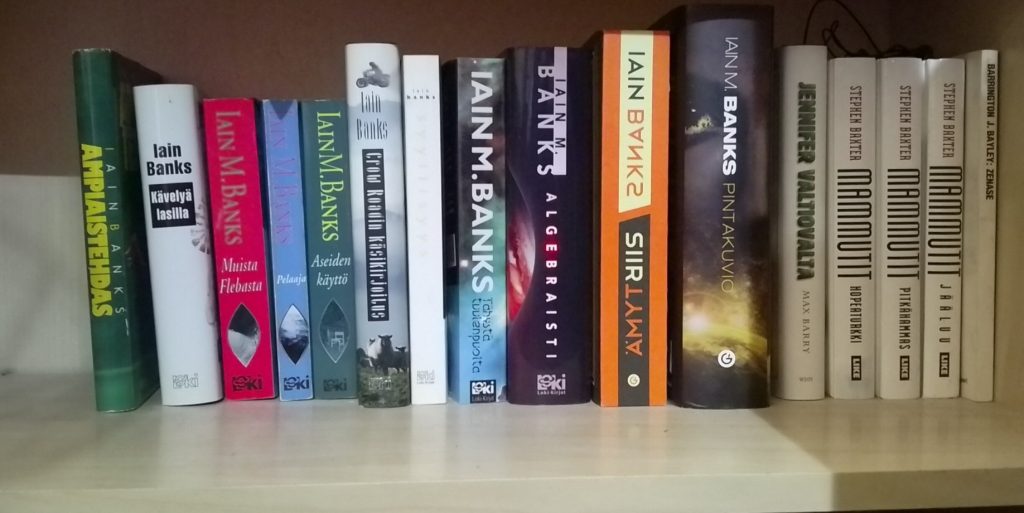 Kuva kirjahyllystä Banksista Bayleyhin