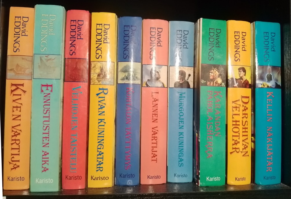 Kuva kirjahyllystä David Eddings